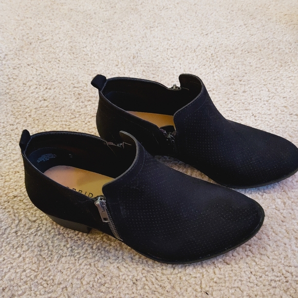 Torrid black faux suede western style booties size 8.5WW - Picture 4 of 5